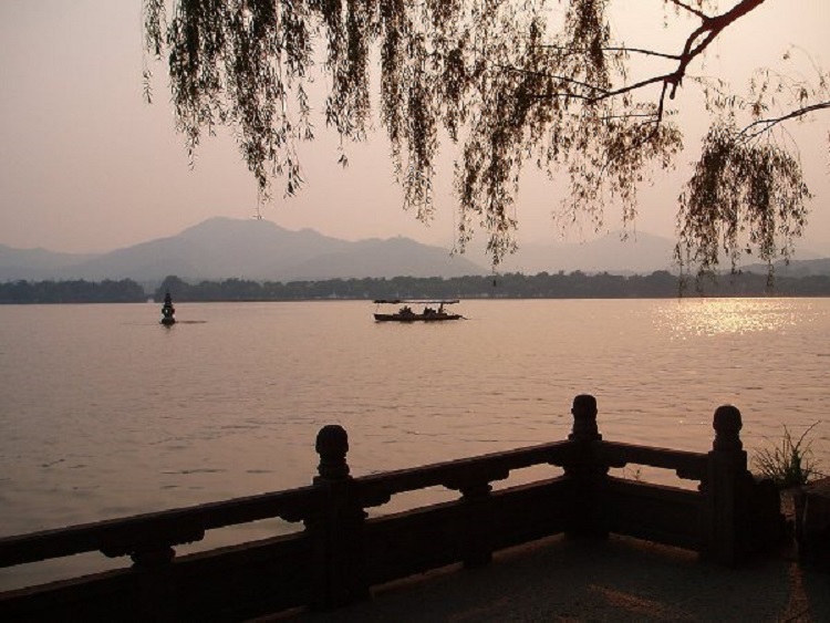 West Lake in Hangzhou is a relaxing spot for those teaching English in China.