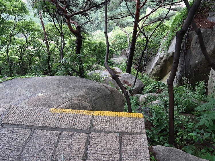 Mountain walk without railings in China